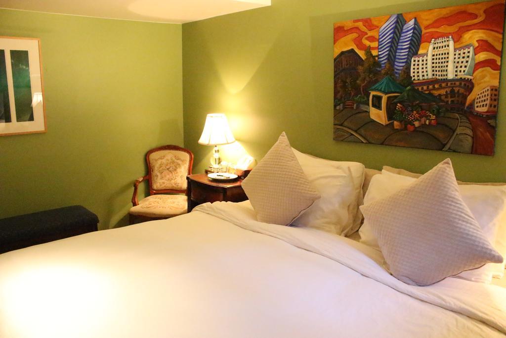 Chambre Lit Queen-Size avec Salle de Bains Commune